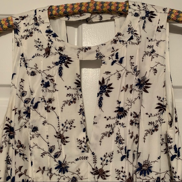 Sleeveless Skater Dress - Picture 2 of 5